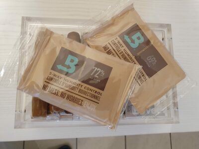 037-Boveda-Packs-auf-Acrylhumidor-03